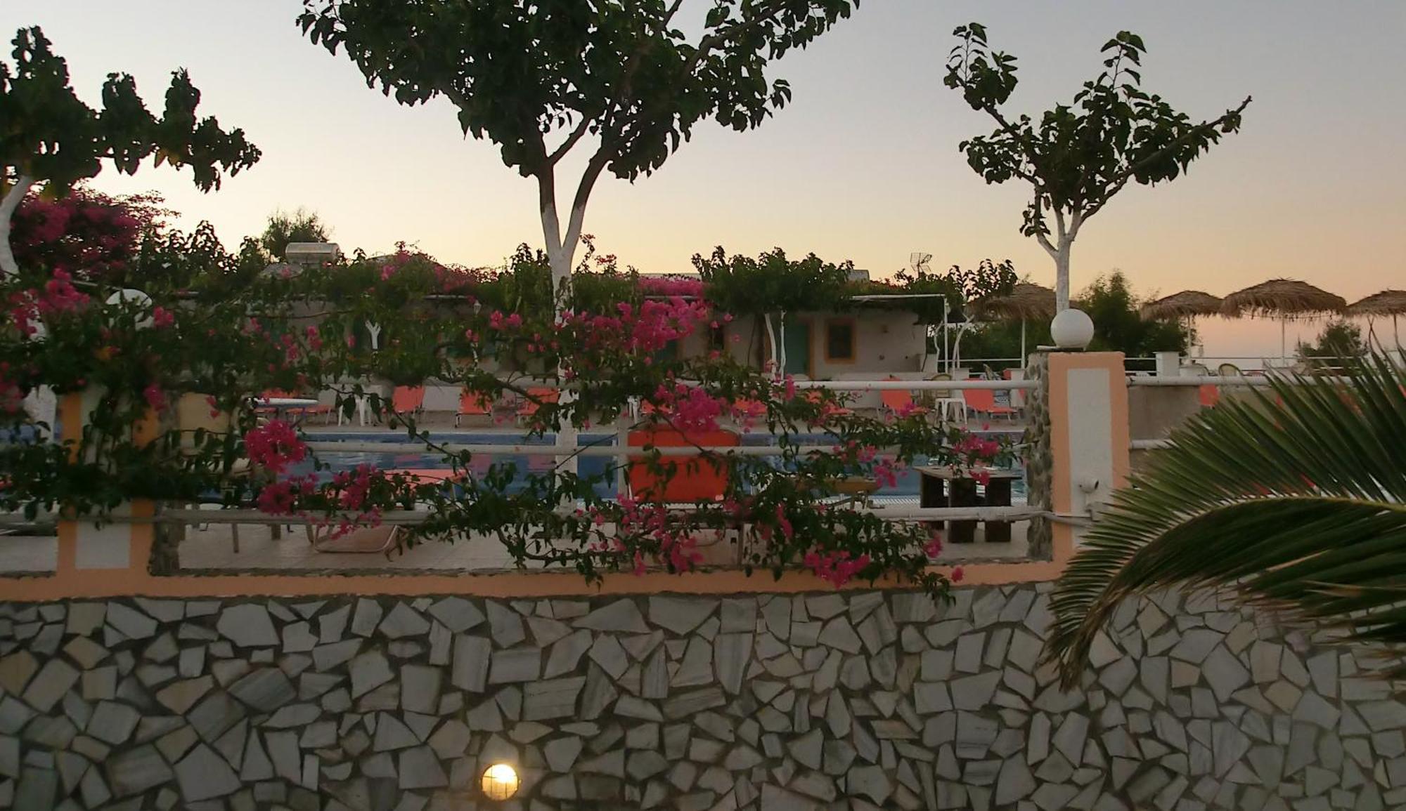 Santorini Camping & Hostel Fira  Eksteriør billede